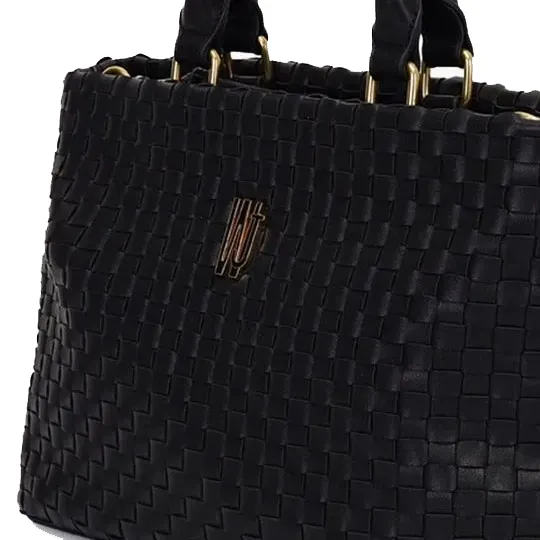 Close lateral da bolsa tote feminina preta WJ mostrando textura trançada e logotipo metálico